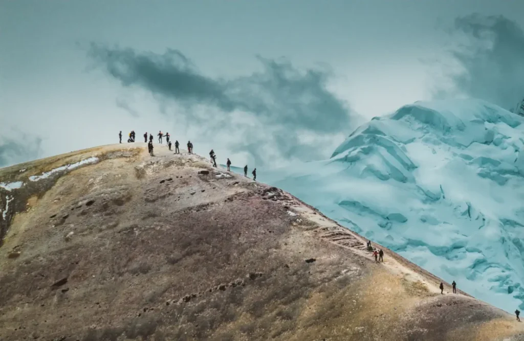 A group of climbers get closer to the Ausangate's summit.