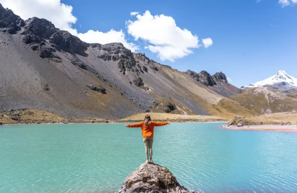 Ausangate's trail crosses many highlands's bodies of water.