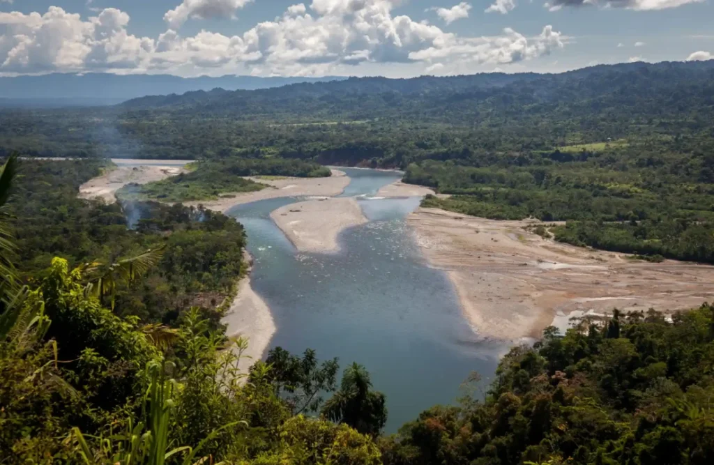 Manu's communities interconnect themselves thanks to the Amazon's River.