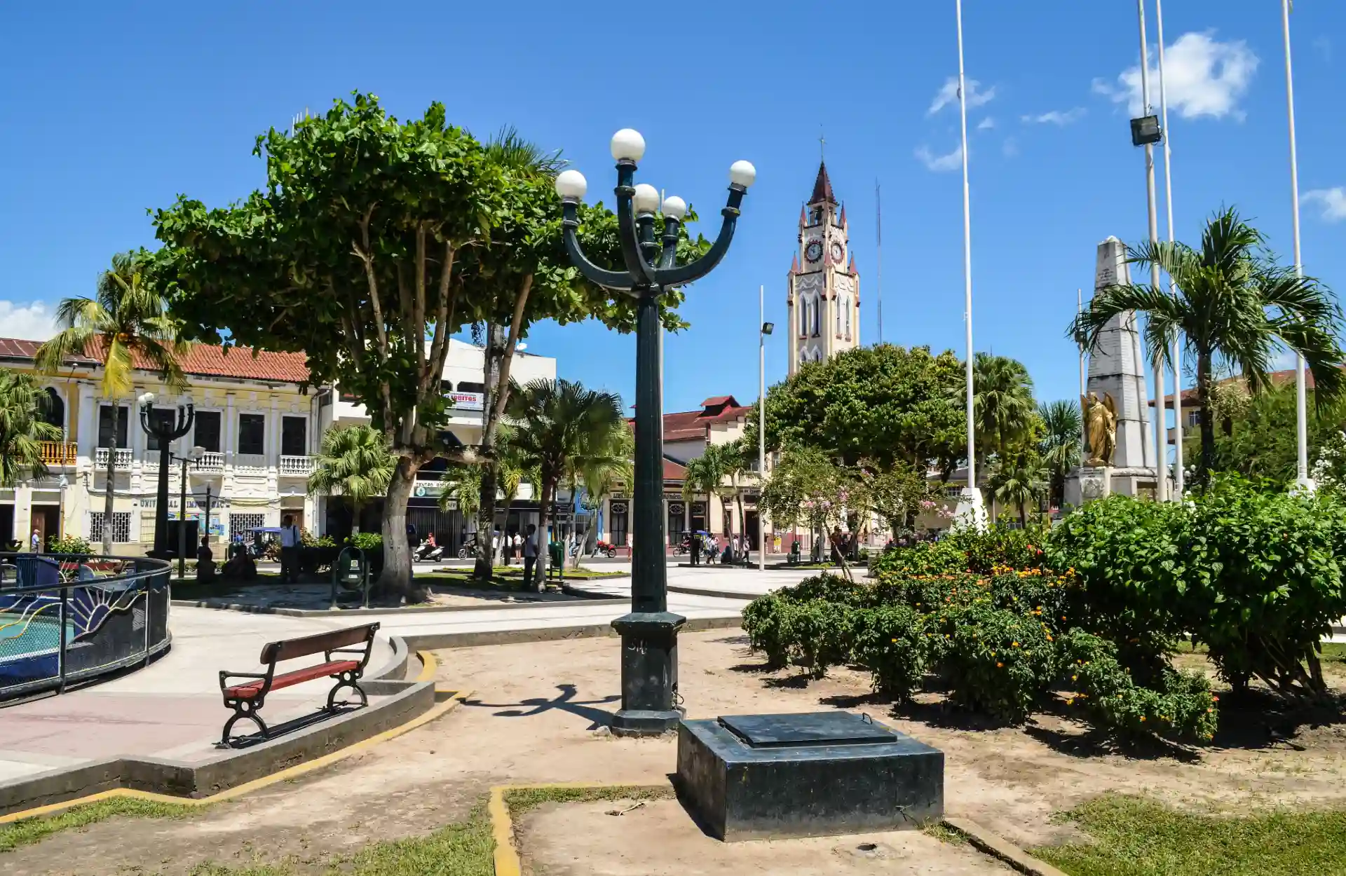 21 Lugares Turísticos para Visitar en Iquitos: Guía de Turismo Iquitos's main plaza with a partial view of its Cathedral.