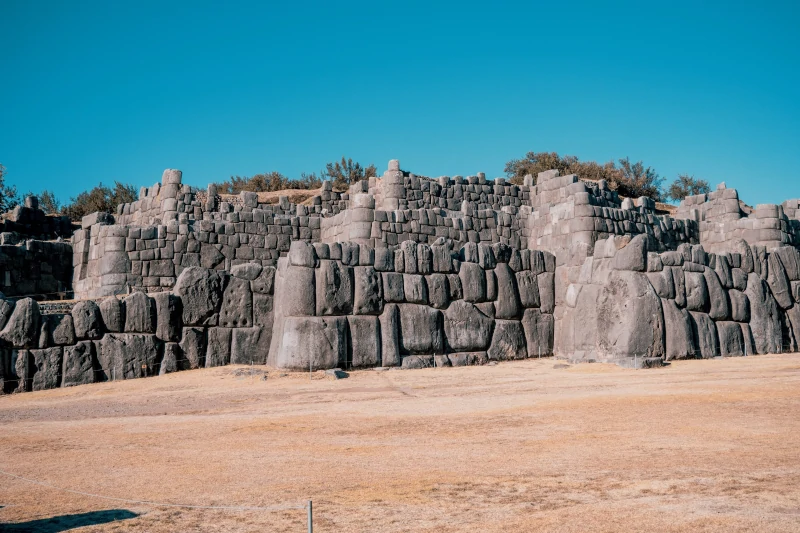 How were the Incas able to build Sacsayhuamán?