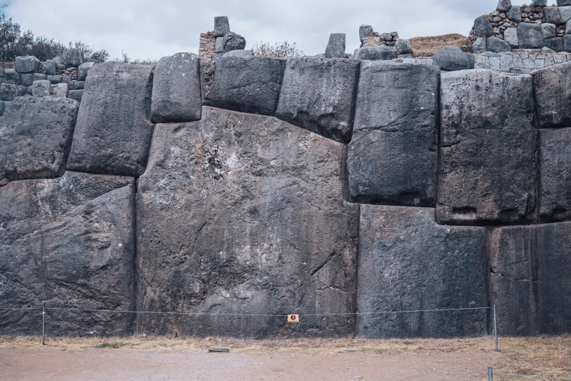 How were the Incas able to build Sacsayhuamán?