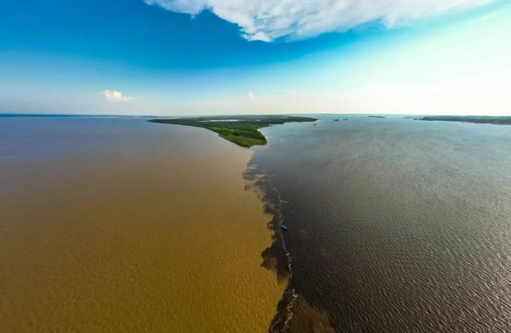 The River "Solimoes" and "Negro" converge without mixing inmediately.