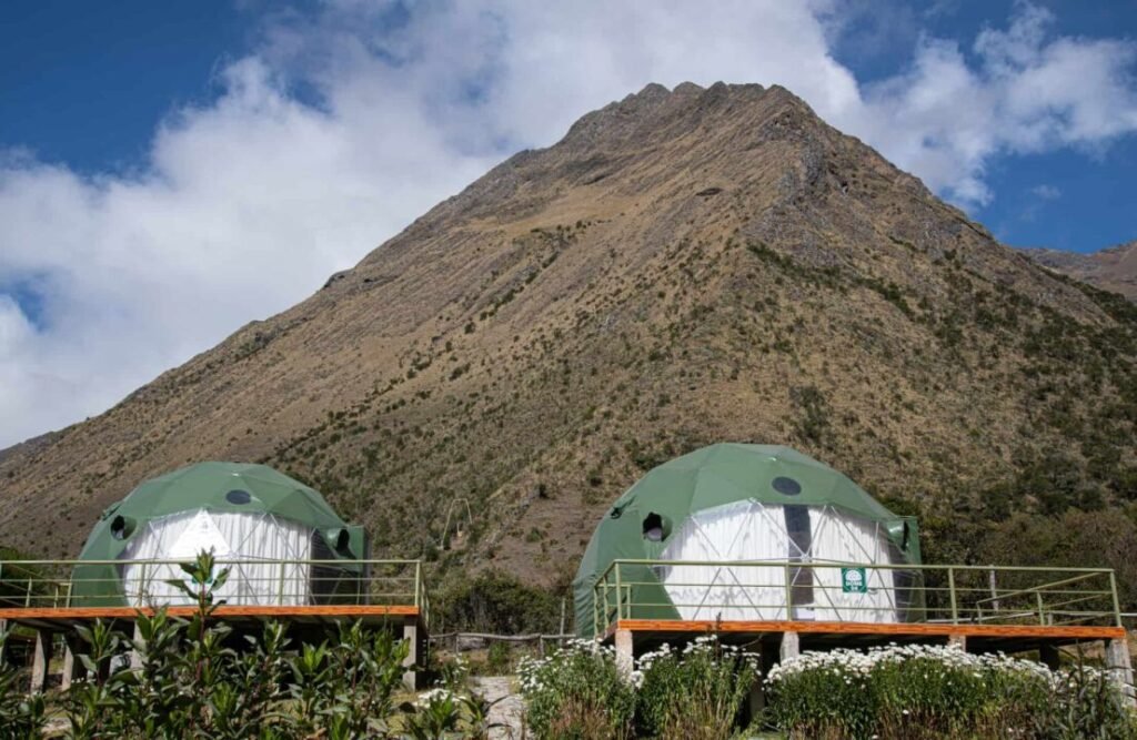 A couple of lodging domes located in Mollepata.