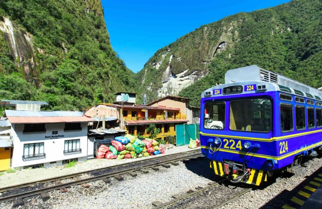 A train about to arrive in Ollantaytambo's train station.