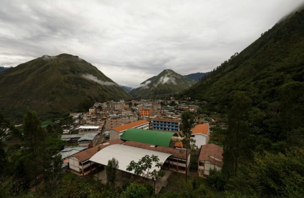 Santa Teresa's town is the closest to Machu Picchu's town.