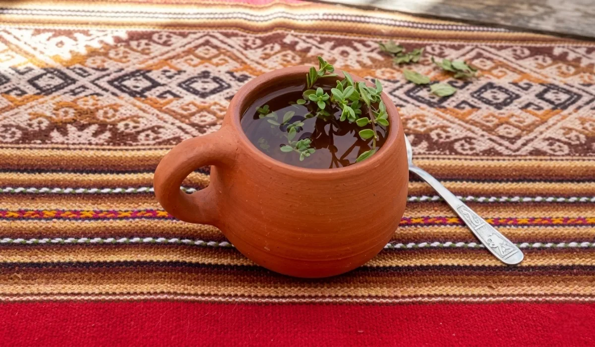 Mates de Coca y hierbas medicinales en Cusco: tus aliados contra el mal de altura