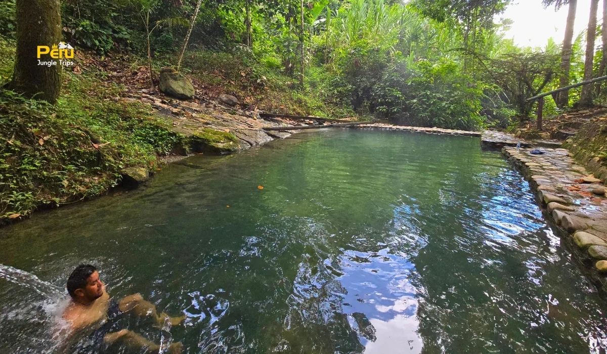 Aguas termales de Shintuya en el Parque Nacional del Manu Aguas termales de Shintuya en el Parque Nacional del Manu